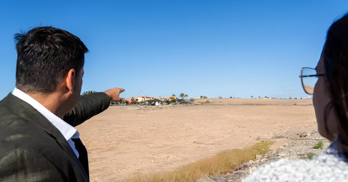 El primer teniente de alcalde, Alejandro Marichal, junto a la concejala de Urbanismo, Davinia Ramírez (CC), en el sector Meloneras 2A