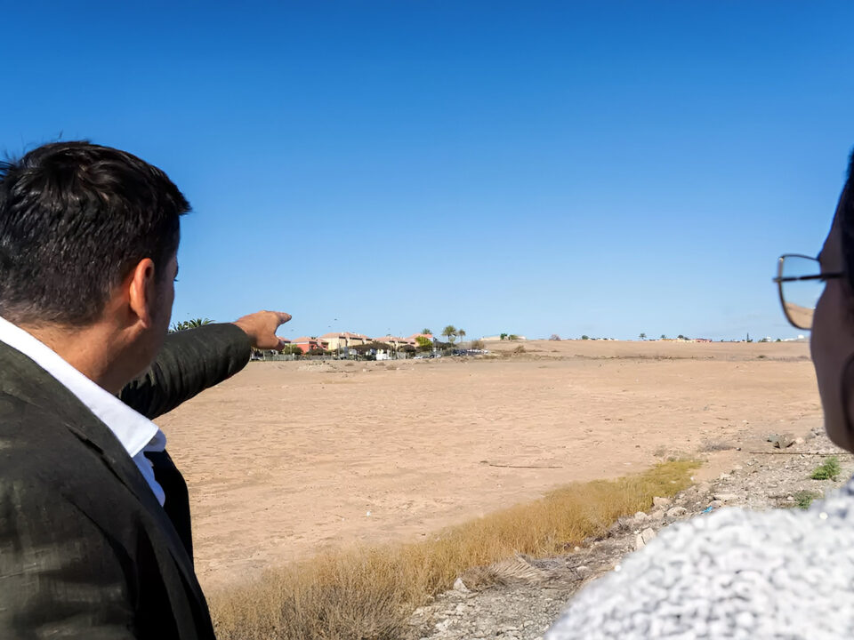 El primer teniente de alcalde, Alejandro Marichal, junto a la concejala de Urbanismo, Davinia Ramírez (CC), en el sector Meloneras 2A