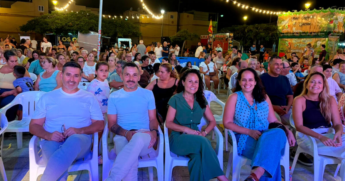 Autoridades junto al público asistente