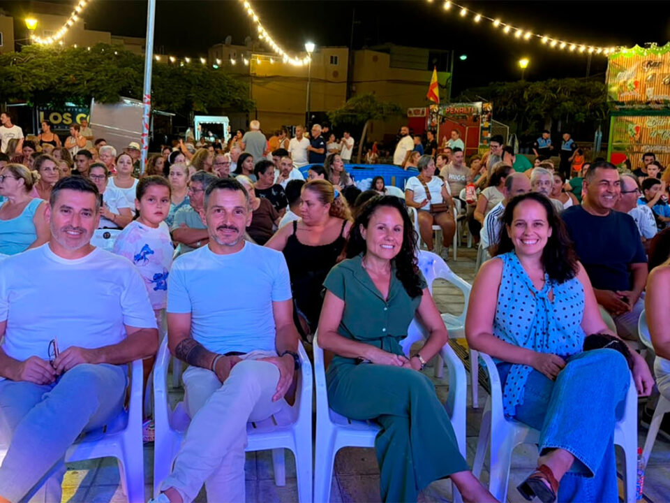 Autoridades junto al público asistente