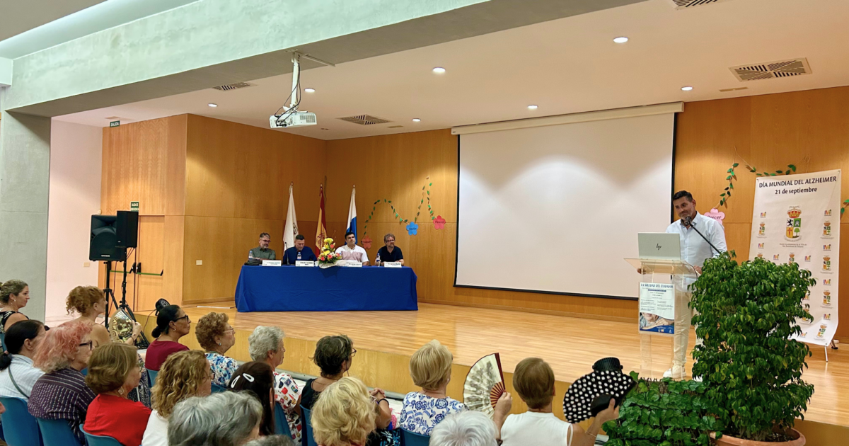 Archivo. Marichal da la bienvenida a ponentes y publico en unas jornadas