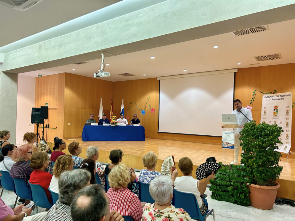 Archivo. Marichal da la bienvenida a ponentes y publico en unas jornadas