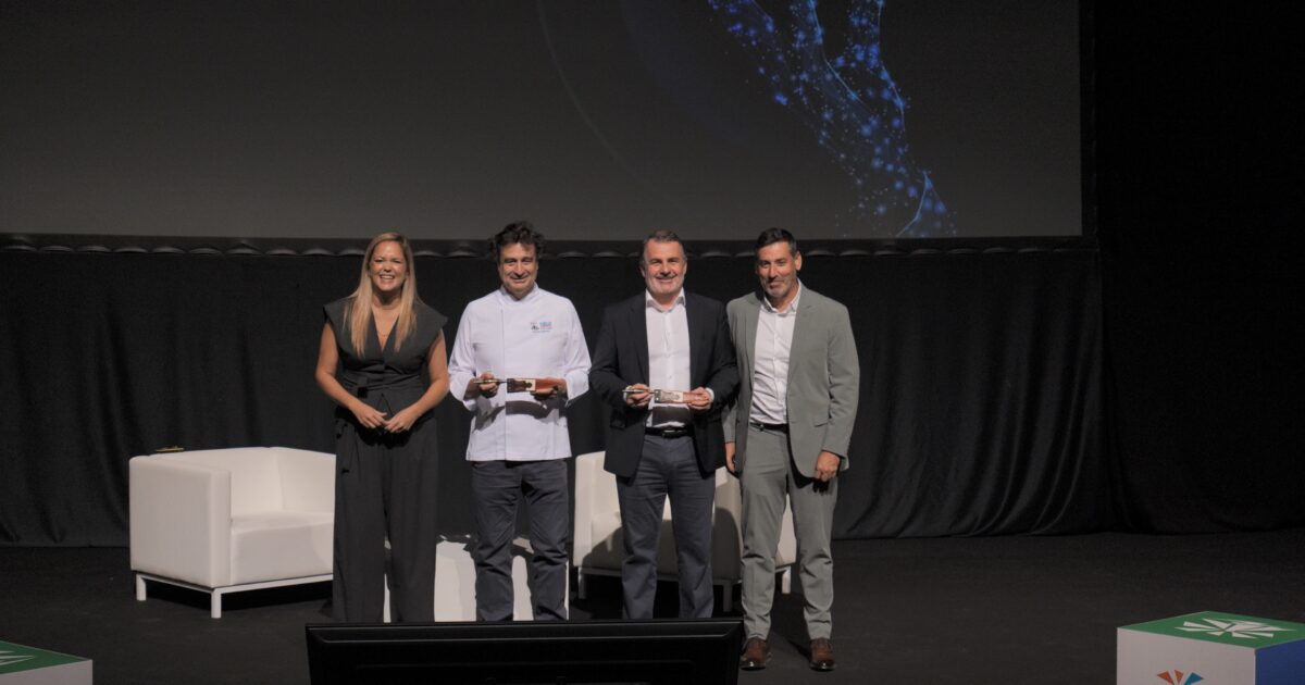 Yilenia Vega y Alejandro Marichal entregan el naife a los ponentes en 2025