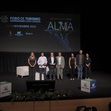 Yilenia Vega y Alejandro Marichal juntos a algunos de los ponentes protagonista del XII Foro en 2025